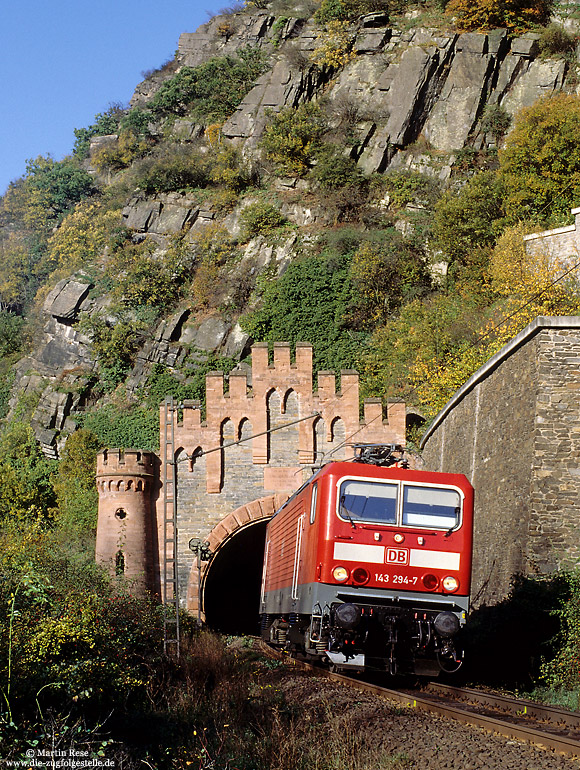 Als Lz 69350 (Köln Deutzerfeld – Mannheim) hat die Mannheimer 143 294 gerade den Loreley-Tunnel verlassen. 29.10.2000. Die Lokomotive war für einige Tage in Köln für Probefahrten auf der S12. Diese Fahrten führten dazu, dass ab November 2000 die Baureihe 143 in Köln Deutzerfeld beheimatet und auf der S12 im Wendezugdienst eingesetzt wurde.