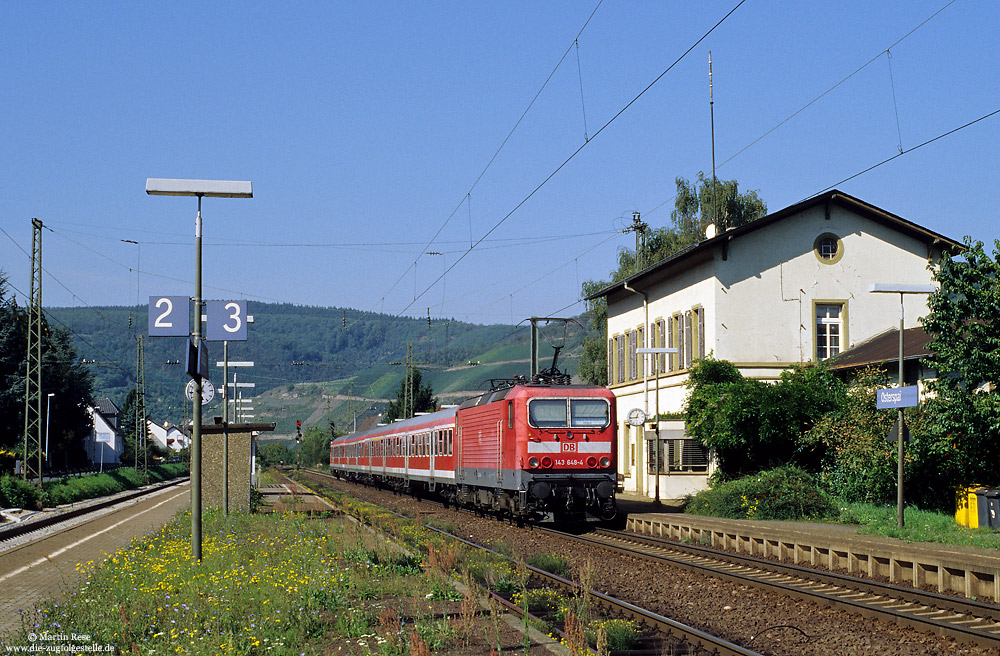 Im Zuge der Umstellung auf ESTW-Technik wurde der Bahnhof Osterspai zum Haltepunkt zurückgebaut. Am 22.9.2006 schiebt die Frankfurter 143 648 die RB15525 nach Wiesbaden. Seinerzeit war die Betriebsstelle Osterspai noch Bahnhof mit Überholgleis.