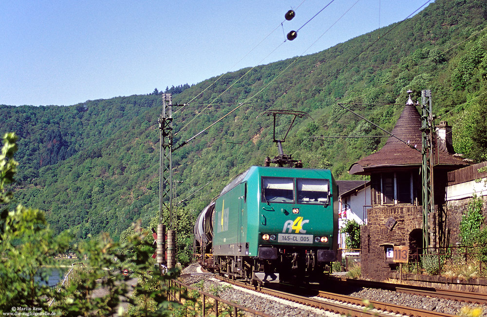 Nahe Lorchhausen passiert die 145-CL-005 einen der letzten für die Rheinstrecke so typischen Rundblock, der bis vor einigen Jahren noch als Schrankenposten diente. 23.6.2005
