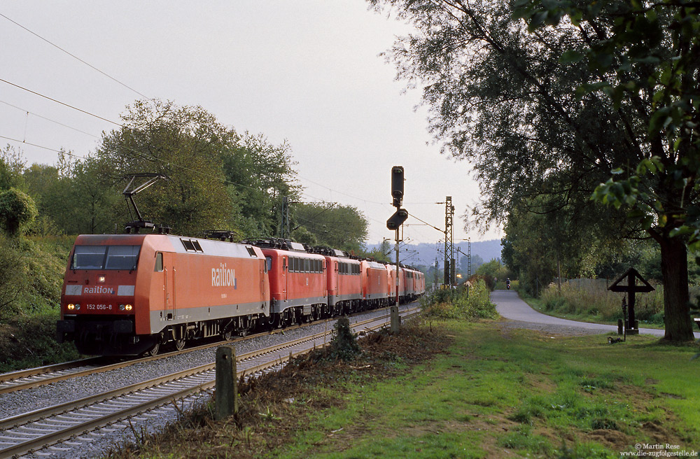 Mit gleich acht Lokomotiven der Baureihen 140, 151 und 185 am Haken passiert die 152 056 das nördliche Einfahrsignal des Bahnhofs Unkel. 11.10.2006