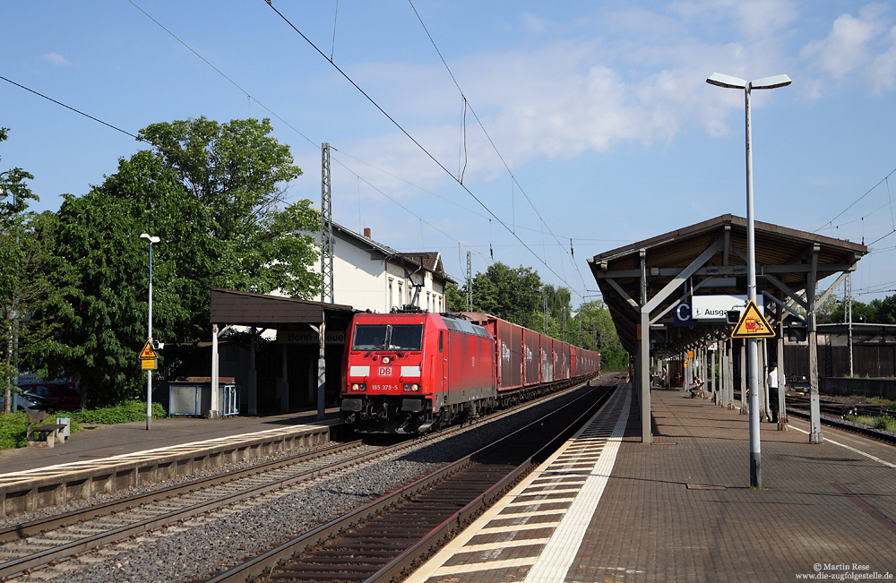 Mit einem Autoteilezug nach Rüsselsheim eilt die 185 379 am 6.6.2013 durch Bonn Beuel.
