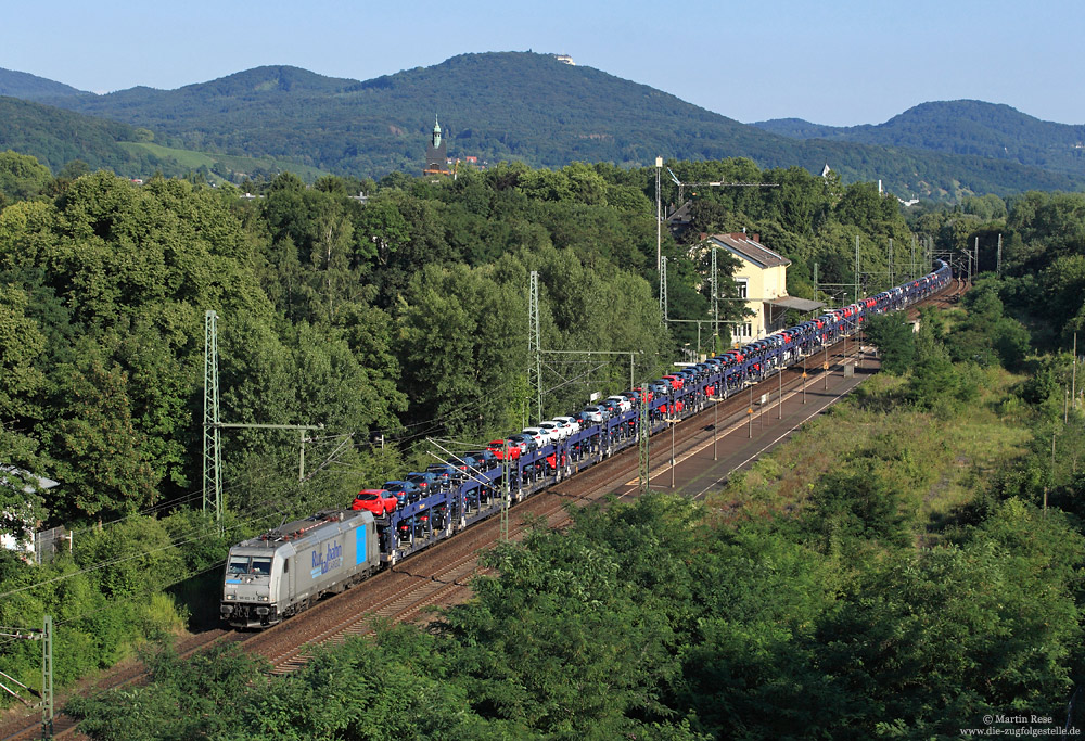 Vom Parkhaus am Bahnhof Bonn Oberkassel hat man einen prima Blick auf die rechte Rheinstrecke und das Siebengebirge. Hier habe ich am 17.7.2014 die 185 622 der Rurtalbahn mit ihrem Autozug auf den Chip gebannt.