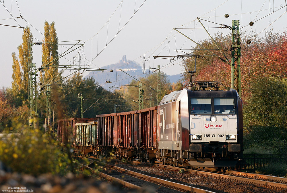 Mit dem Dgs59826 (Düsseldorf Rath – Bous/Saar) fährt die Veolia 185-CL 002 in den Bahnhof Unkel ein. 23.10.2007