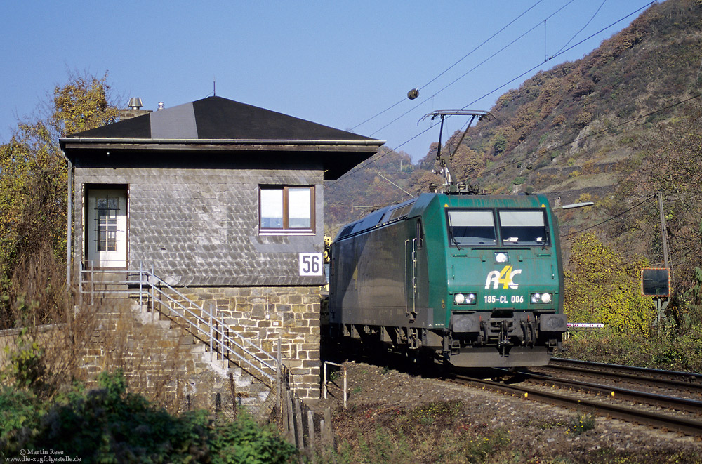 Auf dem Weg Richtung Süden passiert die 185-CL-006 nahe Hammerstein einen der letzten Schrankenposten im Rheintal.