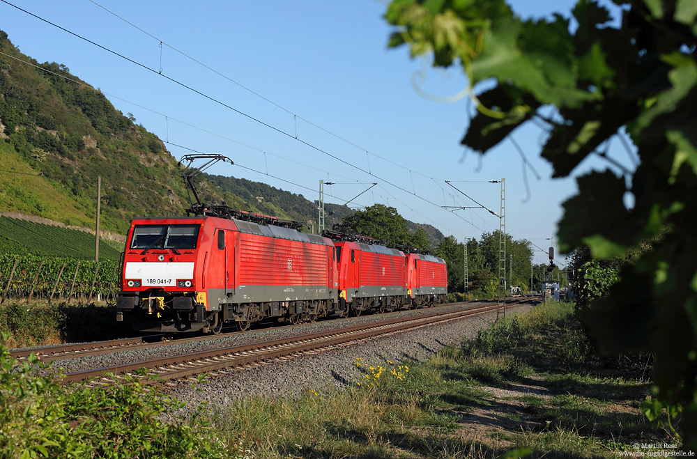 Im praktischen Dreierpack fahren die 189 041, 047 und 030 bei Hammerstein gen Gremberg, 5.9.2013.