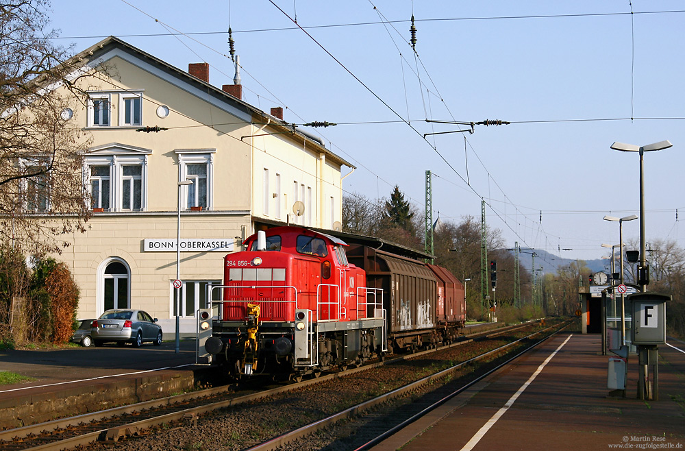 Mit der nachmittäglichen Bedienungsfahrt aus Königswinter durchfährt die 294 856 den Bahnhof Bonn Oberkassel. 28.3.2007