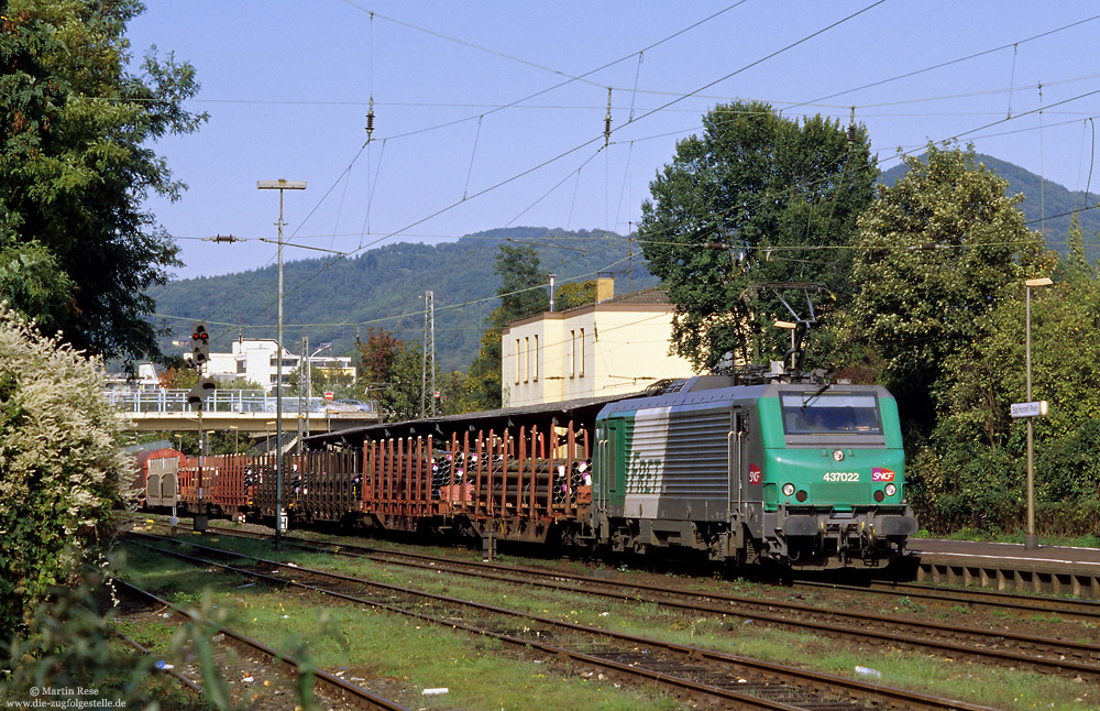 Nach anfänglichen Schwierigkeiten kommen die französischen Lokomotiven der Baureihe 437000 regelmäßig, via Ehrang bis Gremberg. Als ich die 437022 am 11.10.2006 bei der Durchfahrt in Bad Hönningen fotografiert habe, waren Einsätze dieser Baureihe im Rheintal noch recht selten. 