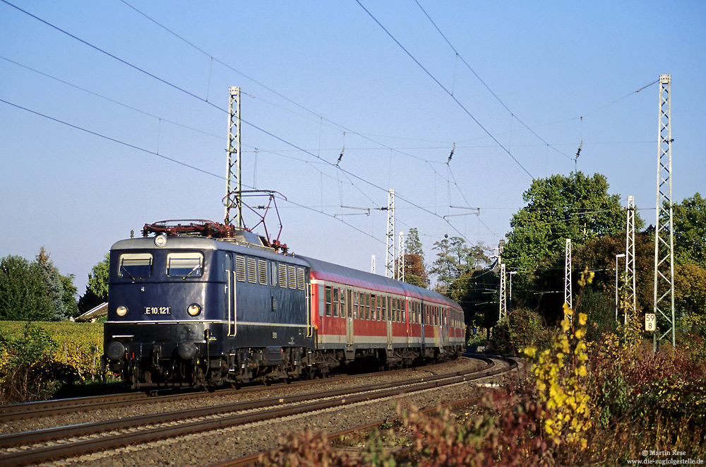 Während im Sommerfahrplan 2003 nahezu alle Reisezüge zwischen Koblenz und Wiesbaden als Wendezüge fuhren, lief das Zugpaar RB 15525/15534 mit Trierer 110 ohne Steuerwagen. Am 16.10.2003 habe ich nicht schlecht gestaunt, als die RB 15534 mit der Kölner E10 121 gefahren wurde, die mustergültig in den Auslieferungszustand zurück versetzt worden war. 