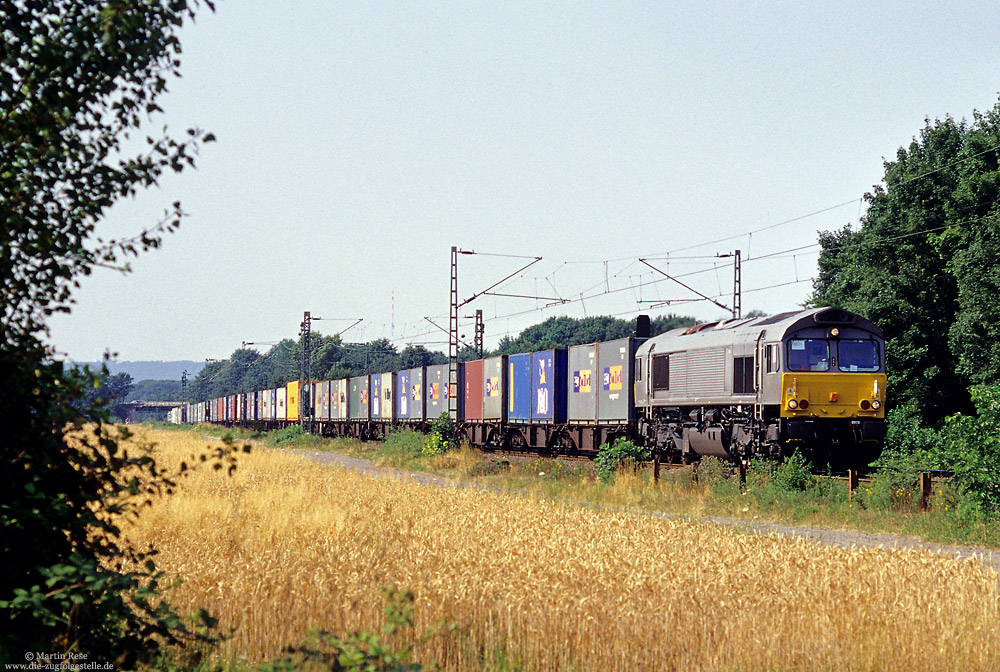 Auf der Rheinstrecke sind auch viele „Private“ unterwegs: Nahe Menden rollt die ERS6611 mit einem Containerzug durch die Felder. Die Lok befand sich erst kurze Zeit bei ERS-Railways und trug noch keine Betriebsnummer, 15.7.2005.