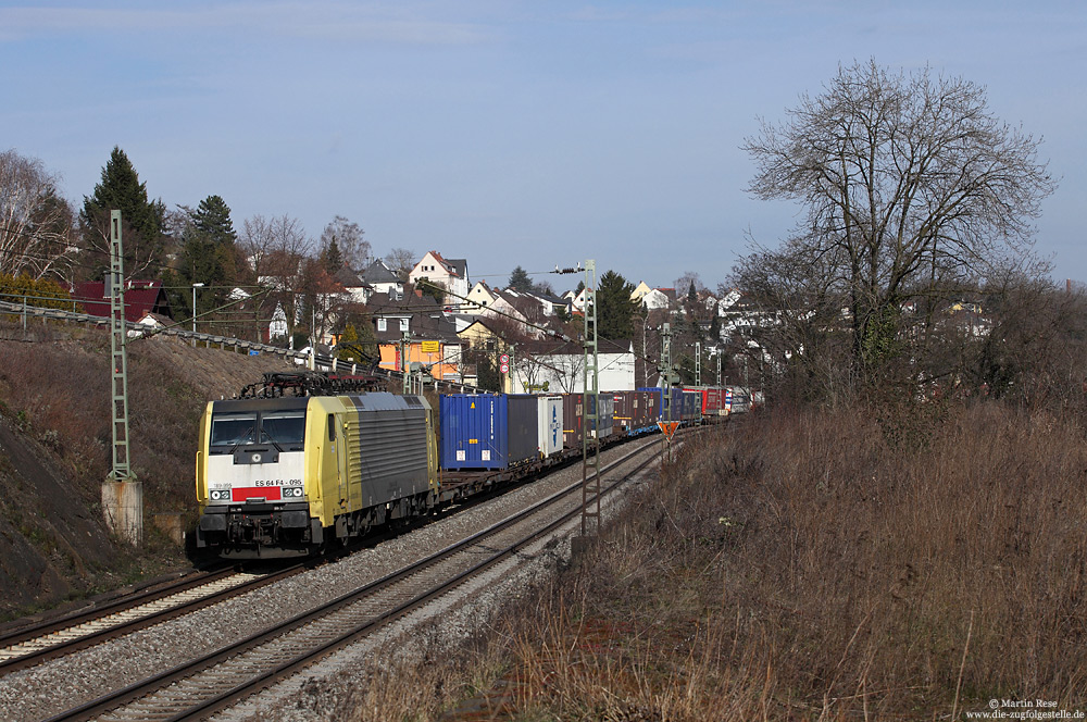 Mit einem Containerzug gen Norden poltert die ES64 F4-095 durch die Kurven zwischen Fahr Ihrlich und Leutesdorf, 26.3.2013.