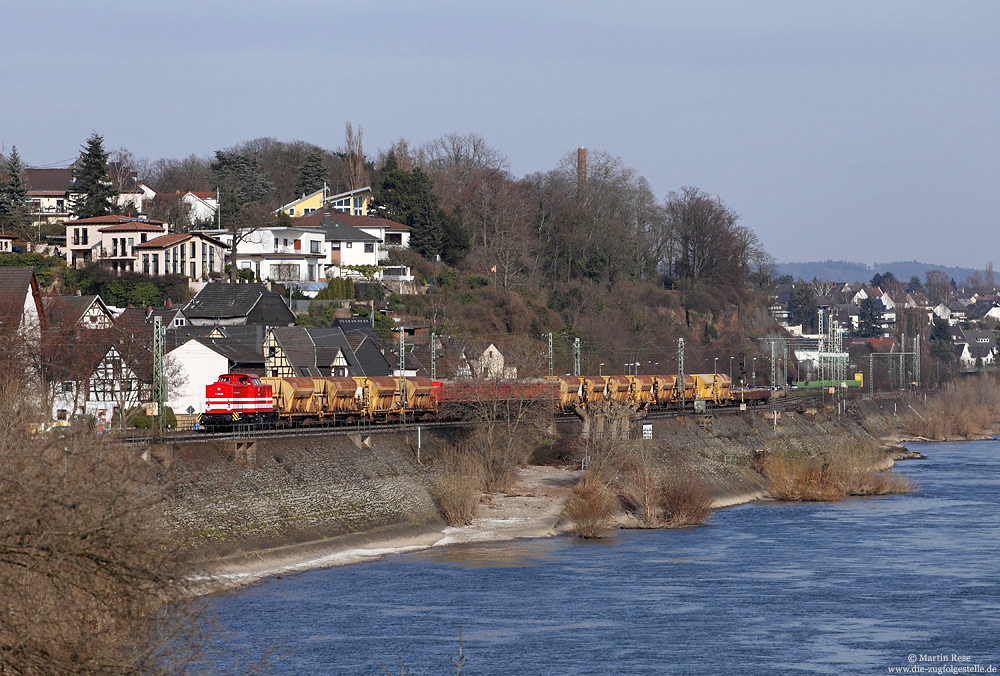 Ebenfalls in Fahr Ihrlich habe ich am 26.3.2013 die V100.05 der Hessischen Güterbahn mit einem Baumaterialzug fotografiert. Die Aufnahme zeigt wie hoch hier der normale Wasserstand des Rheins ist!