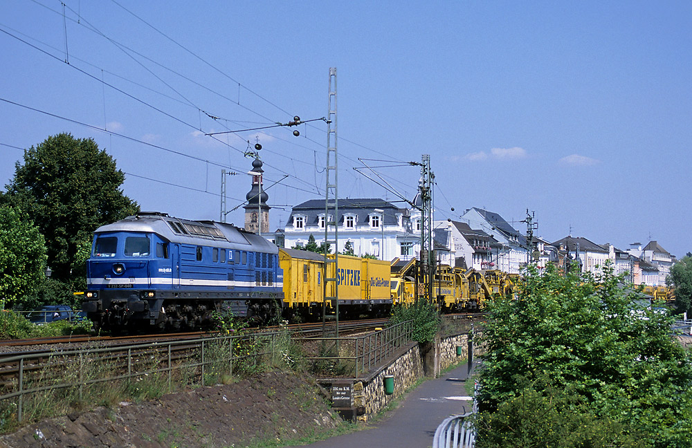 Hinter der V232-SP-040 verbirgt sich die ehemalige 242 002 der DB. Am 1.8.2003 durchfährt die Lok mit einem langen Bauzug die 