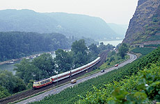Vom Spätsommer bis zum Herbst verkehren an den Wochenenden "Säuferzüge" an Rhein und Mosel. Zwischen Rheinbrohl und Leutesdorf fährt die 103 113 mit dem D2723 aus Dortmund nach Wiesbaden. 31.8.2001