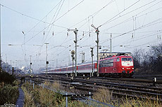 Mit dem über die rechte Rheinstrecke umgeleiteten EC109 durchfährt die Frankfurter 103 144 den Bahnhof Porz (Rhein). Bis zum Bau der Schnellfahrstrecke Köln-Rhein/Main, präsentierte sich der Bahnhof noch mit alter Stellwerkstechnik. 22.11.1997