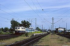 Am 10.6.1997 durchfährt die 110 129 den Bahnhof Porz Wahn mit dem SE3328 (Siegen – Mönchengladbach. Auch dieser Bahnhof wurde in den Folgejahren komplett umgebaut. Hier fädelt heute die Flughafenanbindung in die Reisezugbahn und Schnellfahrstrecke ein. 