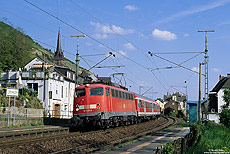 In Lorchhausen legt sich die Frankfurter 110 432 mit dem RE15022 in die Kurve und durchfährt diese Station ohne Halt. 25.4.2007