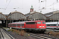 Aus Koblenz kommend hat der RE 15415 in Wiesbaden Hbf „kopf“ gemacht und setzt seine Fahrt nach Frankfurt Hbf fort. Zuglok am 26.11.2007 war die Frankfurter 110 443.<br>
Hier, in Wiesbaden Hbf, endet die Galerie über die rechte Rheinstrecke.
