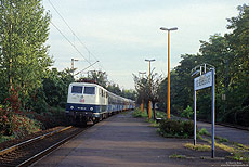 Von 1991 bis 2004 verkehrte die S12 im Vorlaufbetrieb mit n-Wagen, die mit den Baureihen 110, 111 und ab November 2000 mit der Baureihe 143 bespannt waren. Am 9.10.1994 war auf der S12 die Münchener 111 224 im Einsatz, fotografiert am Haltepunkt Porz Gremberghofen.