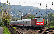 Mit dem „Säuferzug“ D1925 (Trier – Dortmund) hat die 112 187 soeben den Bahnhof Linz durchfahren, 21.9.2008. Zwischenzeitlich hat sich DB-Fernverkehr ganz aus dem Sonderzuggeschäft zurückgezogen und das Geschäft kampflos den Privaten überlassen…