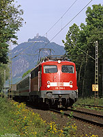 Für den Einsatz im Sonderzugverkehr hatte DB Bahn-Charter elf Lokomotiven der Baureihe 110 von DB-Regio angemietet. Mitunter kam es aber auch vor, dass hier Lokomotiven von DB-Autozug eingesetzt wurden. Unterhalb des "Schwiegermutterberges" (Drachenfels) fährt die 115 350 mit dem D1925 nach Trier. 29.9.2006