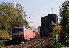 Bei Erpel stehen noch heute die Brückentürme der ehemaligen Ludendorffbrücke, welche wohl besser bekannt ist als „die Brücke von Remagen“. Hier fährt die 120 142 mit einem Güterzug in Richtung Gremberg. 23.10.2007