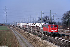 Am 15.2.2003 habe ich zwischen Porz Wahn und Troisdorf die Seelzer 140 383 mit einem Kalkzug in Richtung Süden fotografiert. Der Zug befindet sich auf den Gleisen der „originalen“ Rheinstrecke, während die beiden rechten Gleise die der einstigen „Cöln-Mindener Eisenbahngesellschaft“ darstellen. Zwischen den beiden Strecken befindet sich die 2002 eröffnete Schnellfahrstrecke Köln-Rhein/Main.