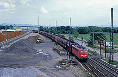 Von einer provisorischen, dem Baustellenverkehr dienenden Überführung, habe ich am 6.6.2002 in Porz Wahn die 140 446 mit einem leeren Kohlezug fotografiert. Das Bild des Bahnhofs hatte sich gegenüber der vorherigen Aufnahme schon stark verändert!