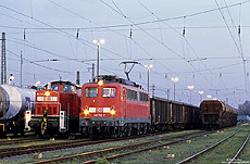 Zur "blauen Stunde" treffen sich die 140 752 und 294 377 im Bahnhof Troisdorf. 28.11.2006