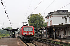 Auf dem Weg von Wiesbaden nach Koblenz fährt die mit der 143 231 bespannte RB15518 in Eltville ein, 11.9.2008.