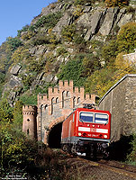 Als Lz 69350 (Köln Deutzerfeld – Mannheim) hat die Mannheimer 143 294 gerade den Loreley-Tunnel verlassen. 29.10.2000. Die Lokomotive war für einige Tage in Köln für Probefahrten auf der S12. Diese Fahrten führten dazu, dass ab November 2000 die Baureihe 143 in Köln Deutzerfeld beheimatet und auf der S12 im Wendezugdienst eingesetzt wurde.
