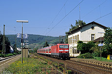 Im Zuge der Umstellung auf ESTW-Technik wurde der Bahnhof Osterspai zum Haltepunkt zurückgebaut. Am 22.9.2006 schiebt die Frankfurter 143 648 die RB15525 nach Wiesbaden. Seinerzeit war die Betriebsstelle Osterspai noch Bahnhof mit Überholgleis.