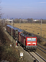 Im Nahverkehr auf der KBS465 finden sich Triebwagen der Baureihen 425 oder 143-bespannte Doppelstockzüge. Die 143 953 vom Bh Trier hat soeben den Bahnhof Menden verlassen und eilt nun dem nächsten Halt Bonn Beuel entgegen. 1.2.2006