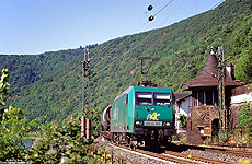 Nahe Lorchhausen passiert die 145-CL-005 einen der letzten für die Rheinstrecke so typischen Rundblock, der bis vor einigen Jahren noch als Schrankenposten diente. 23.6.2005