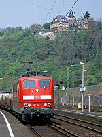 Mit einem Güterzug passiert die 151 159 den Bahnhof Linz. 22.4.2003. Oberhalb des Bahnhofs thront die Burg Ockenfels. 