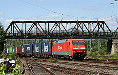 In Wiesbaden Ost treffen die Strecken aus Mainz, Kostheim, Wiesbaden Hbf und dem Rheintal zusammen. Man wundert sich immer wieder, wie die Züge durch das Gleisgewirr den Weg in die richtige Richtung finden! Auch der mit der 152 013 bespannte Containerzug wird den richtigen Weg gefunden haben. 30.8.2007
