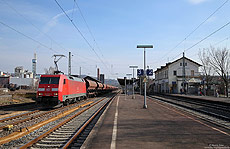 Auch im Güterverkehr gibt es hochwertige und weniger hochwertige Züge. Zu letzterer Kategorie dürfte der mit der 152 055 bespannte Schotterzug gewesen sein, der am 26.3.2013 in Bad Hönningen die Überholung mehrerer anderer Güterzüge abwarten musste. 

