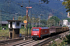Obwohl die Lokomotiven der DB AG nahezu alle die einheitliche verkehrsrote Farbgebung tragen, gibt es noch einige Unterschiede. Mit dem inzwischen mehrfach überholten "Railion"-Emblem durchfährt die 152 092 den Bahnhof Oberlahnstein, 1.8.2003. Seit 14.7.2008 sind die Formsignale auch hier Geschichte, da an diesem Tag das ESTW Oberlahnstein Süd in Betrieb genommen wurde.