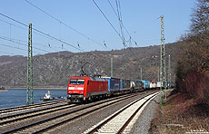 Zwischen St.Goarshausen und Kaub befindet sich der Betriebsbahnhof Loreley. Am 5.3.2013 durchfährt die Nürnberger 152 161 mit einem KLV-Zug den Betriebsbahnhof.