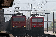 "Ossitreffen" in Assmannshausen! Während die 143 321 aus dem Hause „LEW-Henningsdorf“ eine Regionalbahn nach Wiesbaden schiebt, rollt die ebenfalls bei LEW gebaute 155 127 stromabwärts nach Gremberg. 11.10.2007