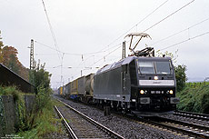 Mitte 2006 herrschte beim Geschäftsbereich Railion derart Lokmangel, dass neben 1116 der ÖBB auch E-Loks der Baureihe 185 von MRCE angemietet wurden. Am verregneten 13.10.2006 habe ich die 185 556 mit dem TEC 40061 (Genk – Novara) bei Geisenheim fotografiert.