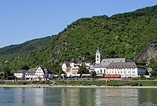 Am 6.8.2008 passiert ein südwärts fahrender Güterzug das Franziskanerkloster bei Kamp Bornhofen.