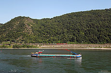 Ohne viel Mühe überholt das 185-Doppel mit einem Kesselwagenzug das stromaufwärts fahrende Frachtschiff „ALI SO“. 25.7.2012