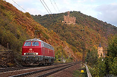 Im letzten Licht des 28.9.2012 fährt die 218 387 unterhalb der Burg Maus als Lz91340 Frankfurt nach Koblenz Lützel, wo die Lok zu Gast beim Museumsfest sein wird.
