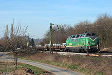 Zu den bekannten privaten Güterzügen im Rheintal zählt der Aluminiumzug von Spellen nach Koblenz Lützel, der von der Brohltalbahn gefahren wird. Über Jahre hin kam hier planmäßig die D02 (alias 220 053) zum Einsatz. Am späten Nachmittag des 23.3.2011 habe ich den Oldie bei Unkel erwartet.
