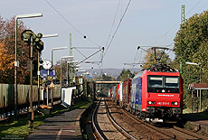 Wegen eines Schienenbruchs befuhr die 482 013 am 23.10.07 zwischen Unkel und Linz das Gegengleis. Aufgenommen am Haltepunkt Erpel.