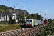 Durch das Rheintal kommen Lokomotiven der bls-Cargo bis in das Ruhrgebiet. Am 5.9.2013 passiert die bls-486 509 die Wallfahrtskirche Hl. Kreuz in Leutesdorf.