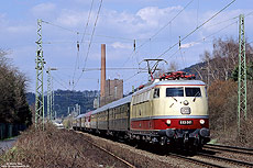 Mit ihrer Planleistung, dem "Wochenendsäuferzug" von Rheine nach Hetzerath hat die Museumslok E03 001 den Bahnhof Bad Hönningen passiert. Im November 2006 wurde die Lok wegen Fristablauf außer Betrieb genommen und im DB-Museum Koblenz Lützel hinterstellt.  