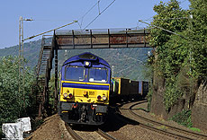 Wie viele andere Private gehört auch die Class 66 der ERS-Railways im Rheintal zum gewohnten Bild. Zwischen Kaub und Lorchhausen passiert die ERS6601 eine inzwischen zurückgebaute Fußgängerbrücke, welche die Bundesstraße mit den Weinbergen verband. 22.9.2006 