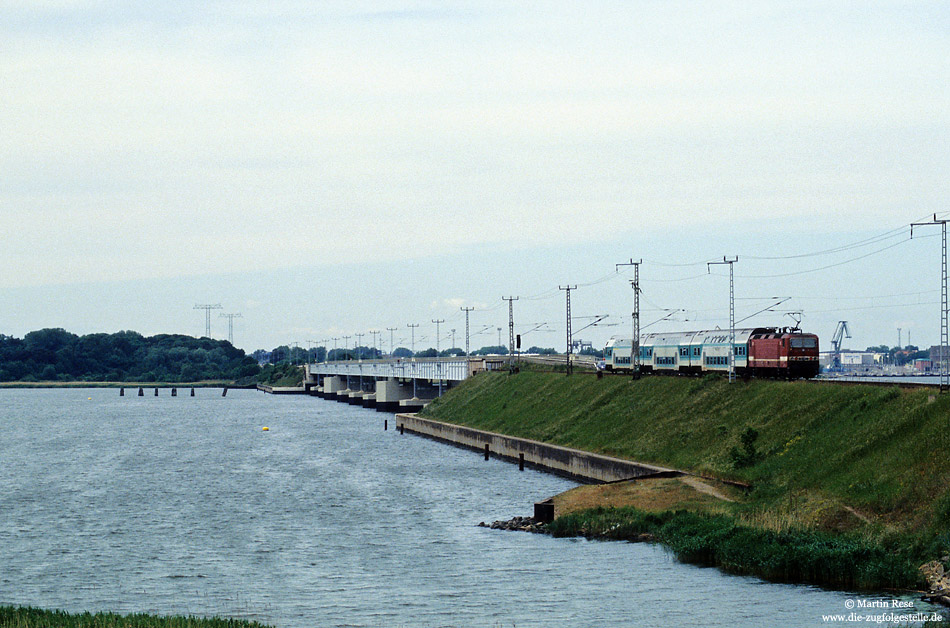 Die Insel Rügen ist über den Rügendamm mit dem Festland verbunden. Hier fährt die 143 107 mit der RB 33774 nach Stralsund. 4.6.1999. Im Jahr 2007 wurde für den Straßenverkehr eine zweite Strelasundquerung eröffnet. 