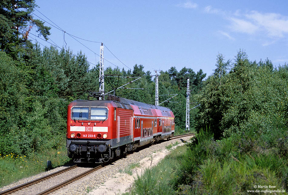 Seit der Elektrifizierung der Strecken auf Rügen, im Jahr 1989, dominierte hier die Baureihe 143. Nahe Prora fährt die 143 233 mit der RB 33809 nach Binz. 28.7.2001